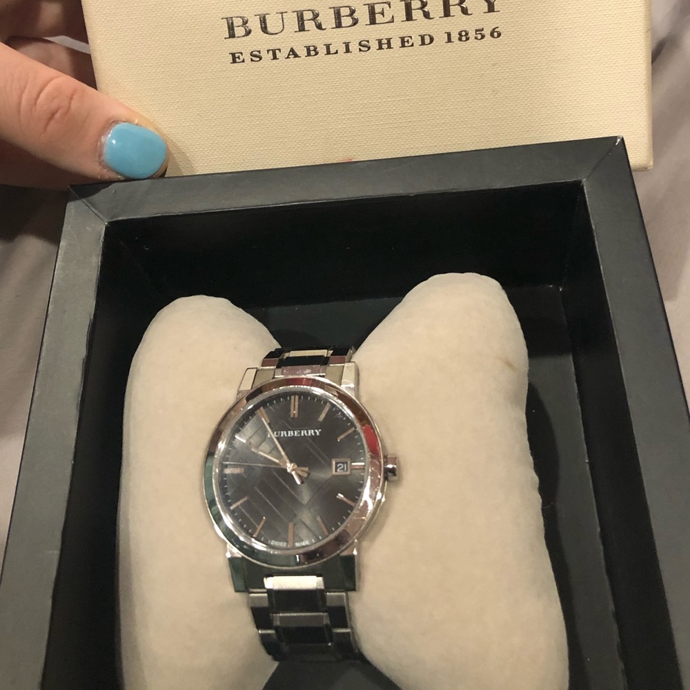 Authentic burberry watch - Picture 6 of 6